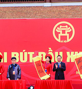 Chủ tịch nước khai bút đầu xuân tại Khu lưu niệm Anh hùng dân tộc Nguyễn Trãi